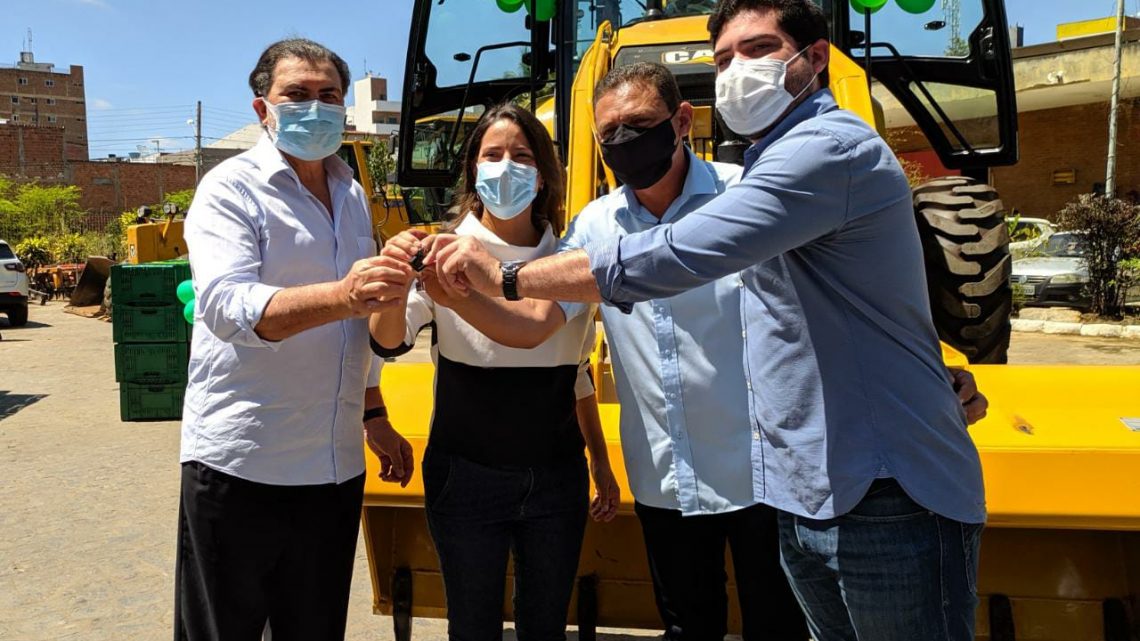 Tony Gel, Tonynho Rodrigues e Galego de Lajes, participam da entrega de máquina retroescavadeira a Raquel Lyra