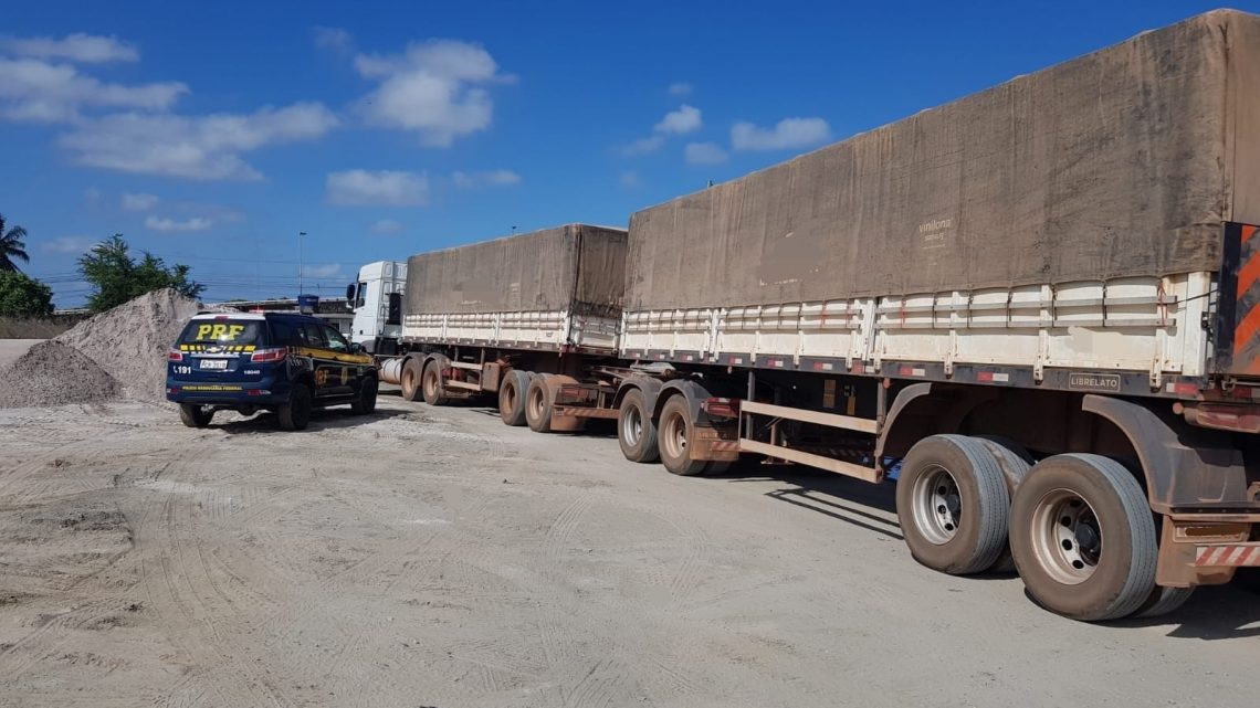 Carga de milho com 39 toneladas de excesso de peso é retida pela PRF na BR 232 Carga de milho com 39 toneladas de excesso de peso é retida pela PRF na BR 232