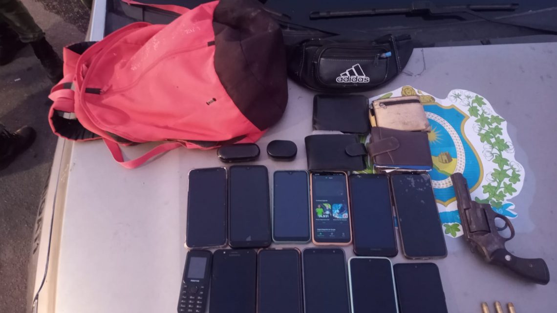 Dupla é capturada pela PM com 14 celulares roubados Dupla é capturada pela PM com 14 celulares roubados