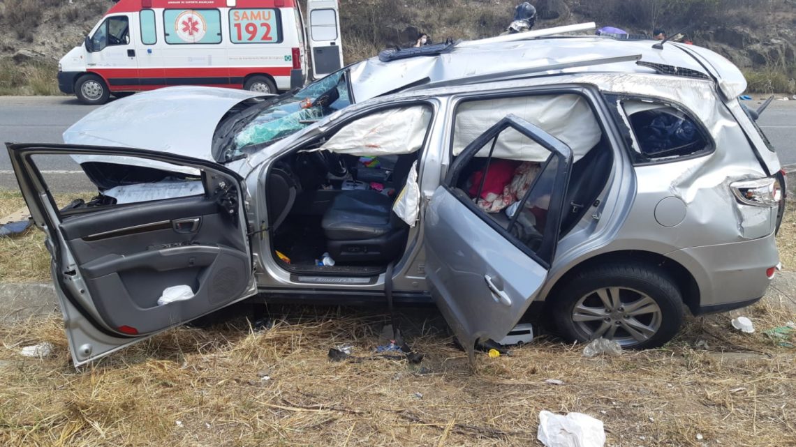Capotamento deixa cinco pessoas feridas, entre elas uma criança de 3 anos, na BR 232 Capotamento deixa cinco pessoas feridas, entre elas uma criança de 3 anos, na BR 232