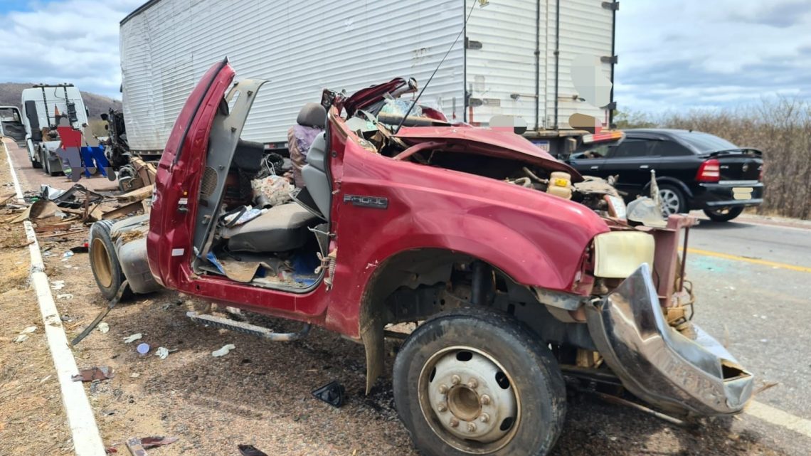 Três mortes em colisão frontal entre caminhão F4000 e caminhão baú em Pernambuco Três mortes em colisão frontal entre caminhão F4000 e caminhão baú em Pernambuco