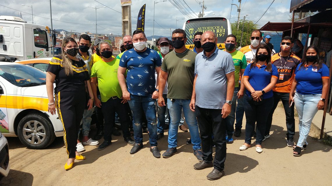 Donos de autoescolas e instrutores realizaram um protesto em Caruaru