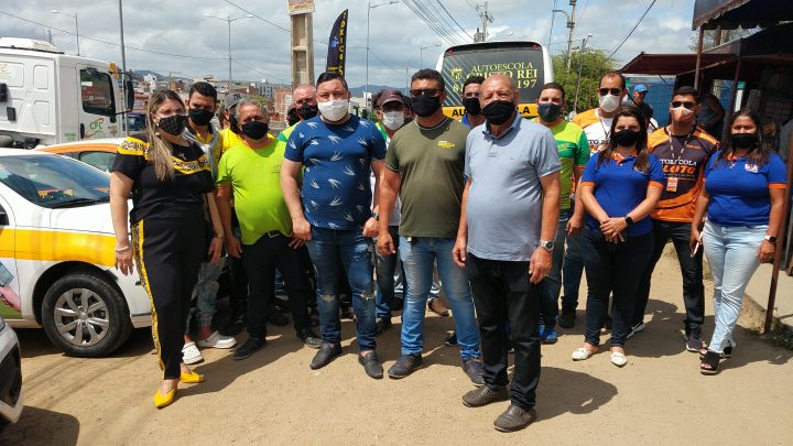 Donos de autoescolas e instrutores realizaram um protesto em Caruaru