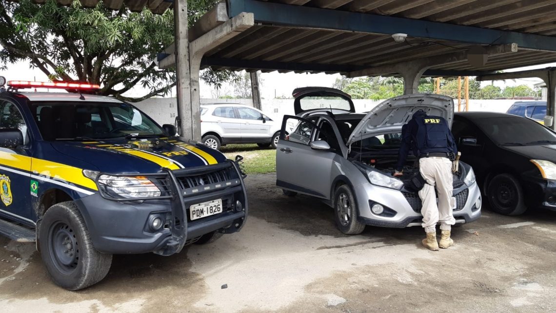 Motorista com passagens pela polícia é detido com arma, munições e carro roubado na BR 232 Motorista com passagens pela polícia é detido com arma, munições e carro roubado na BR 232