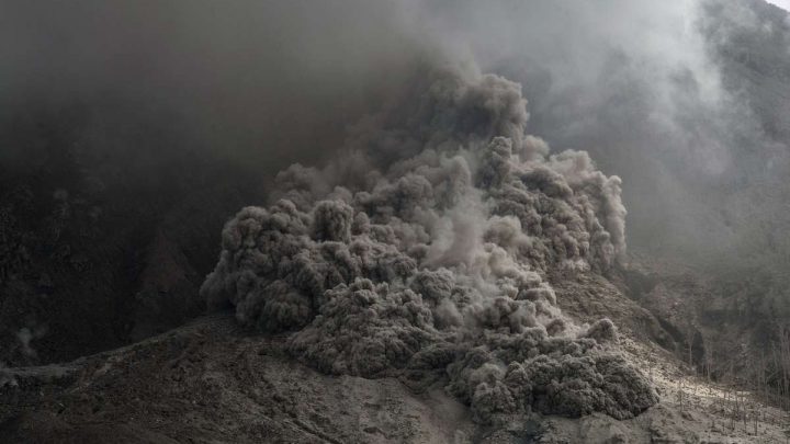 Vulcão que pode gerar tsunami que chegaria ao Brasil entra em alerta