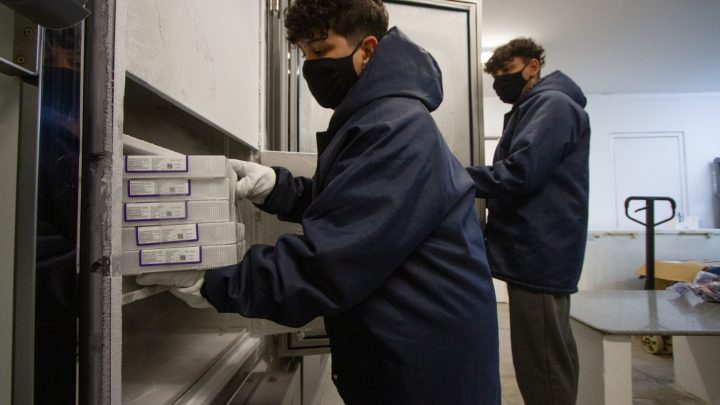 Mais de 94 mil doses de vacinas contra Covid-19 da Pfizer chegam a Pernambuco