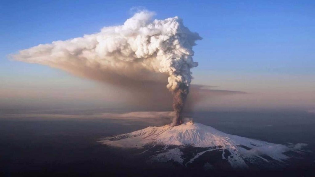 Após estado de alerta: Vulcão de Cumbre Vieja em La Palma, nas Ilhas Canárias, entra em erupção Após estado de alerta: Vulcão de Cumbre Vieja em La Palma, nas Ilhas Canárias, entra em erupção