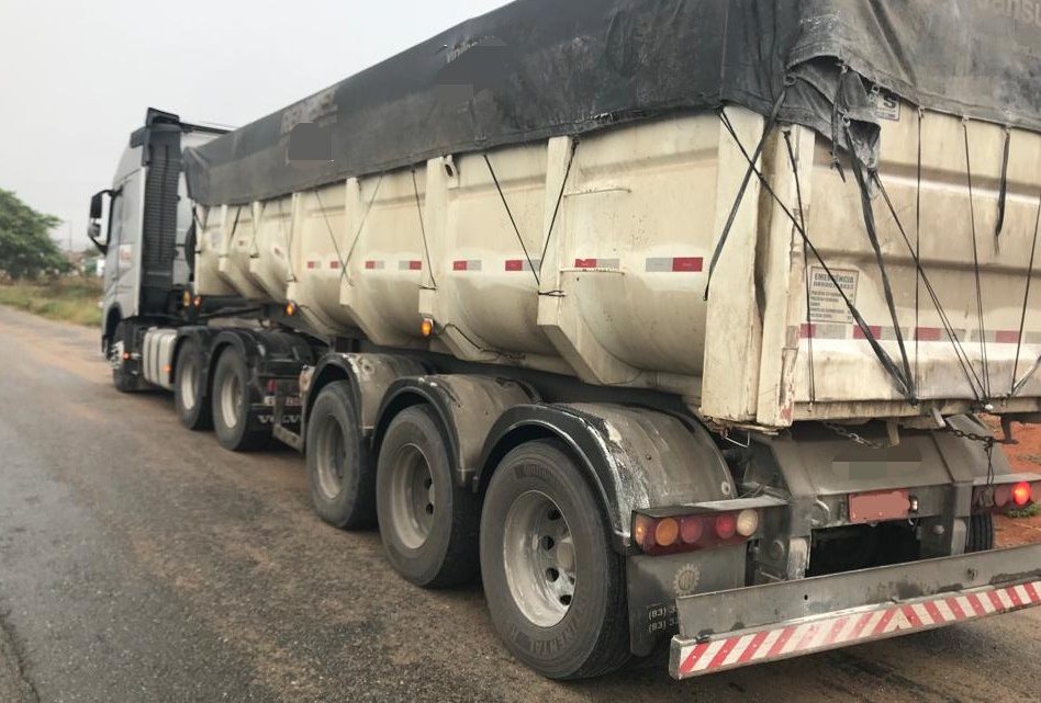 Fiscalização da PRF retém caminhões com 50 toneladas de excesso de peso em Caruaru Fiscalização da PRF retém caminhões com 50 toneladas de excesso de peso em Caruaru