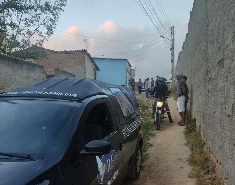 Homem é morto a tiros dentro de casa, em Caruaru, neste sábado (9)