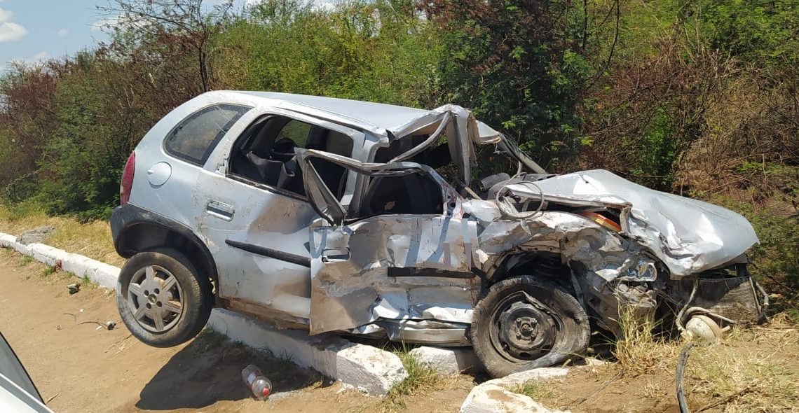 Motorista morre após colisão transversal entre dois carros em Pernambuco