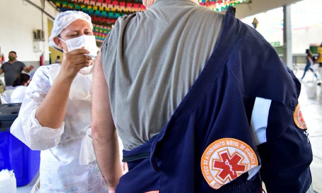 Caruaru dá início à vacinação de trabalhadores da saúde e idosos com 60 anos ou mais
