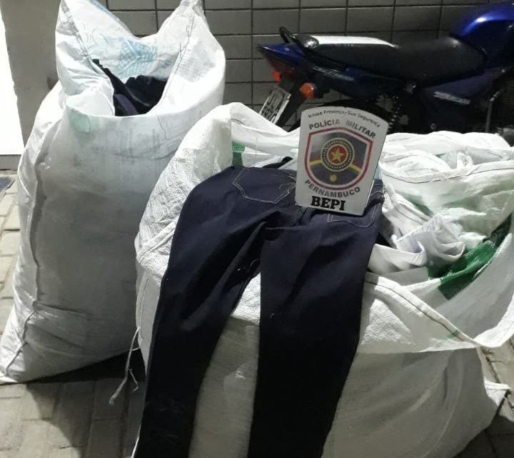 Dupla é presa com peças de jeans roubadas em Toritama Dupla é presa com peças de jeans roubadas em Toritama