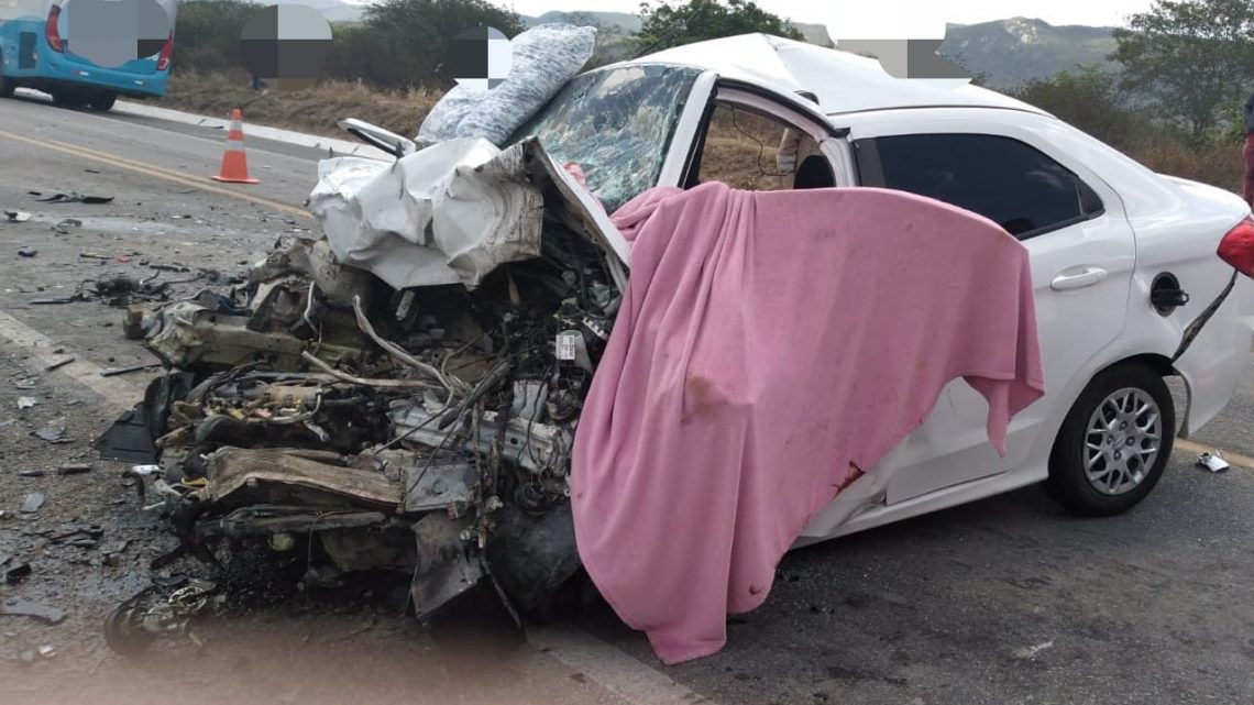 Seis mortos e dois feridos, após colisão frontal entre dois carros na BR 232, no Agreste-PE Seis mortos e dois feridos, após colisão frontal entre dois carros na BR 232, no Agreste-PE