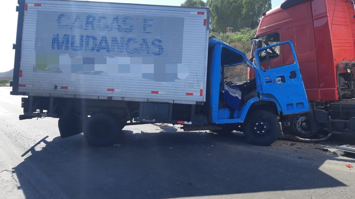 Colisão frontal entre caminhão baú e carreta na BR 232