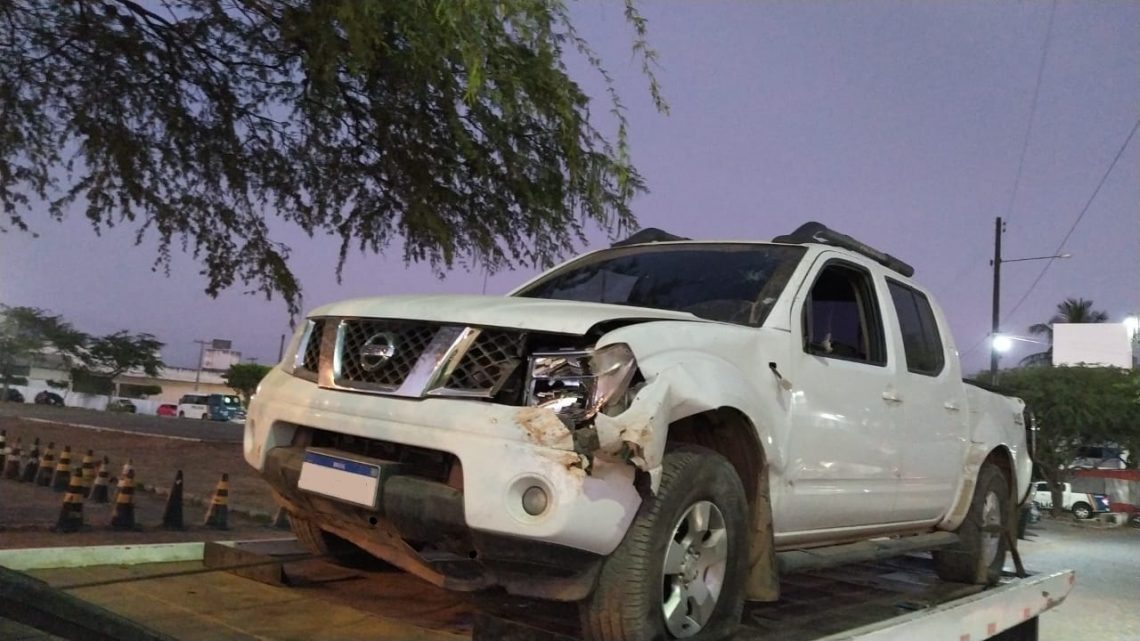 Caminhonete roubada é recuperada após colidir em muro na BR 232, em Caruaru Caminhonete roubada é recuperada após colidir em muro na BR 232, em Caruaru