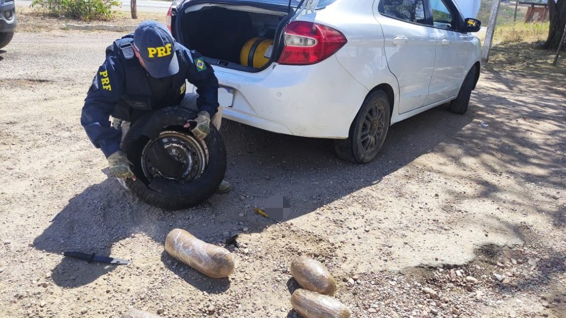 Maconha é apreendida dentro de estepe de carro na BR-232