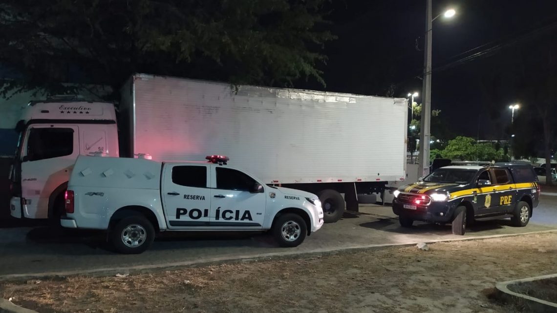 Polícia recupera caminhão com aguardente roubada na BR 104, em Caruaru Polícia recupera caminhão com aguardente roubada na BR 104, em Caruaru