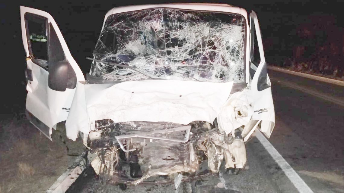 Motorista morre após colisão frontal entre caminhonete e furgão na BR 232 Motorista morre após colisão frontal entre caminhonete e furgão na BR 232