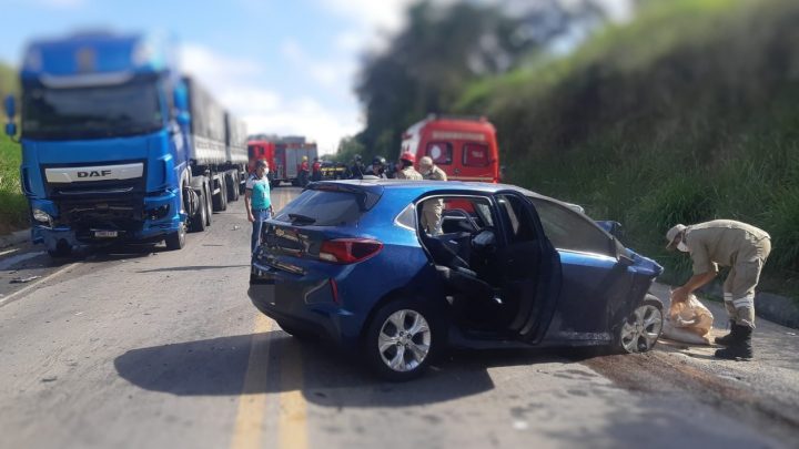 Mulher morre após colisão frontal entre carro e carreta na curva da Laranjeira em Pernambuco
