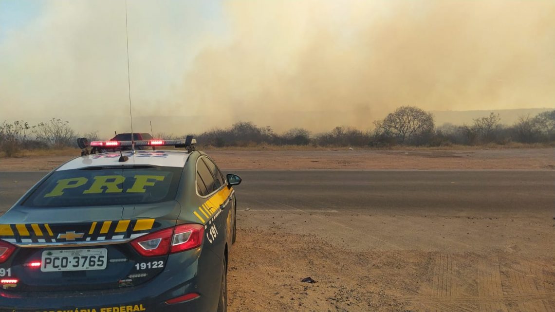 Incêndio de grandes proporções retira visibilidade na BR-232 em Pesqueira, e PRF bloqueia trecho Incêndio de grandes proporções retira visibilidade na BR-232 em Pesqueira, e PRF bloqueia trecho