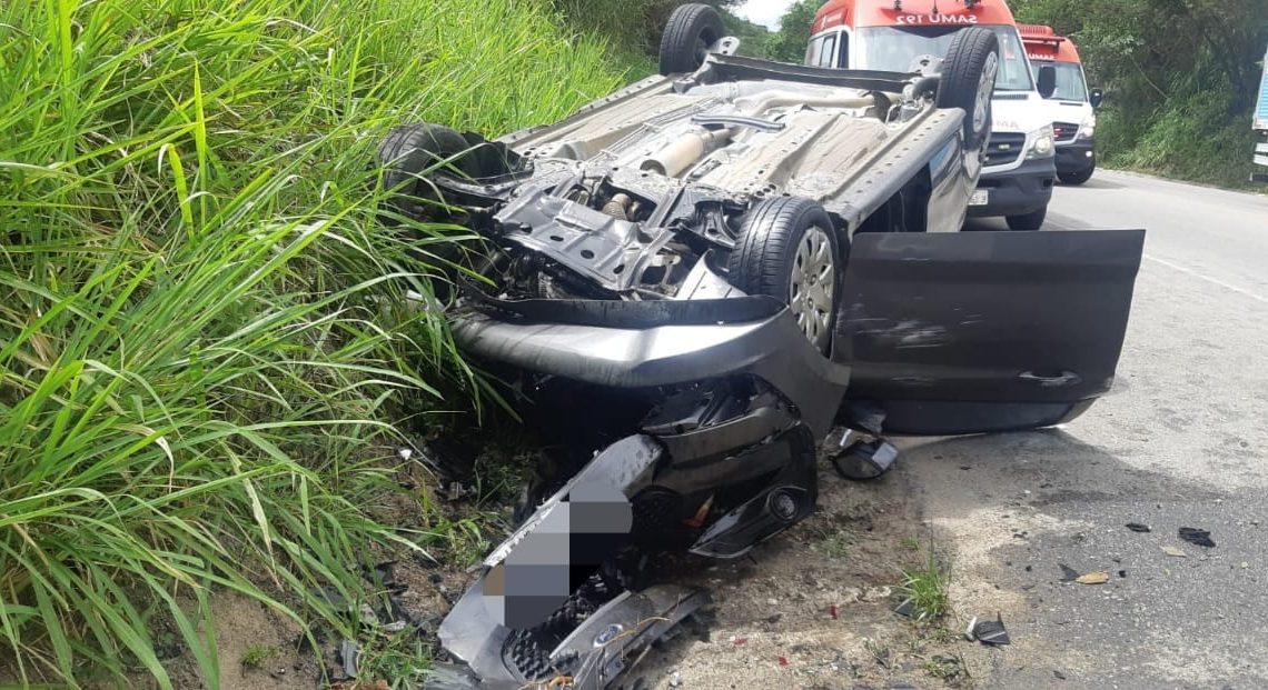 Colisão frontal entre dois carros deixa três feridos na BR 104, em Caruaru Colisão frontal entre dois carros deixa três feridos na BR 104, em Caruaru