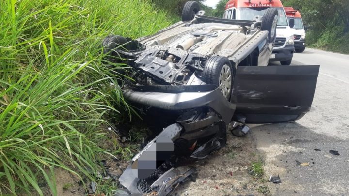 Colisão frontal entre dois carros deixa três feridos na BR 104, em Caruaru