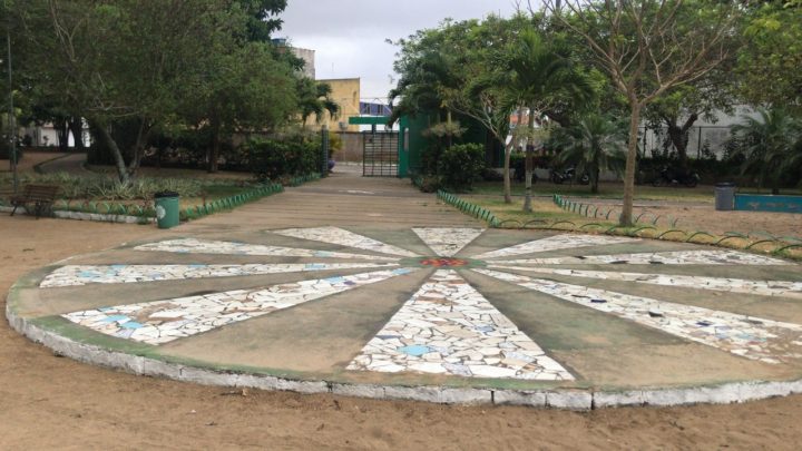 Limpeza do Parque São Francisco, em Caruaru, é realizada por mãos de cumpridores de penas alternativas