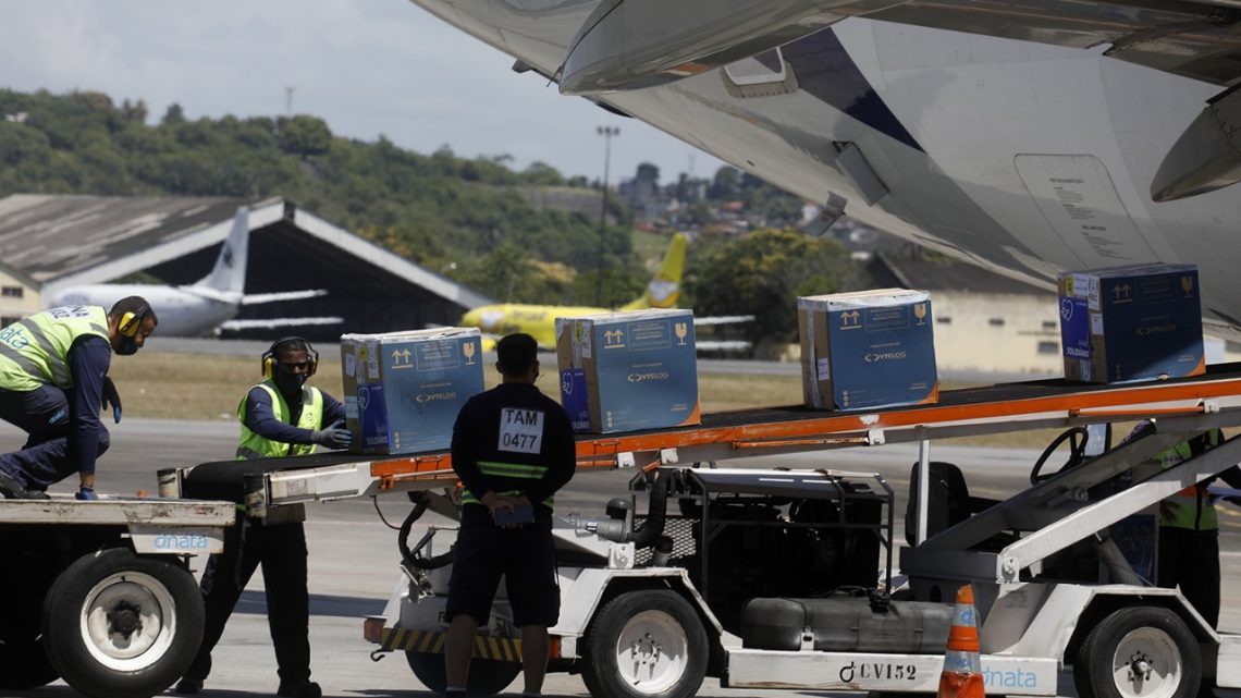 Pernambuco recebe mais de 150 mil doses de vacinas contra Covid-19 da Pfizer Pernambuco recebe mais de 150 mil doses de vacinas contra Covid-19 da Pfizer