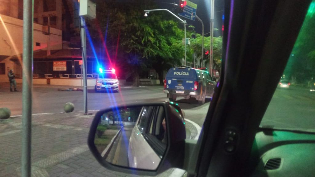 Homem é morto a facadas na avenida Agamenon Magalhães em Caruaru Homem é morto a facadas na avenida Agamenon Magalhães em Caruaru
