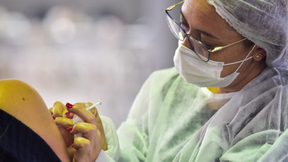 Caruaru reduz prazo de AstraZeneca para 60 dias e para tomar a dose não precisa agendar Caruaru reduz prazo de AstraZeneca para 60 dias e para tomar a dose não precisa agendar