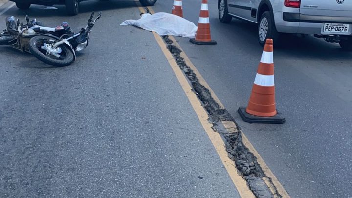 Colisão entre duas motos e um caminhão na BR 104 com vítima fatal