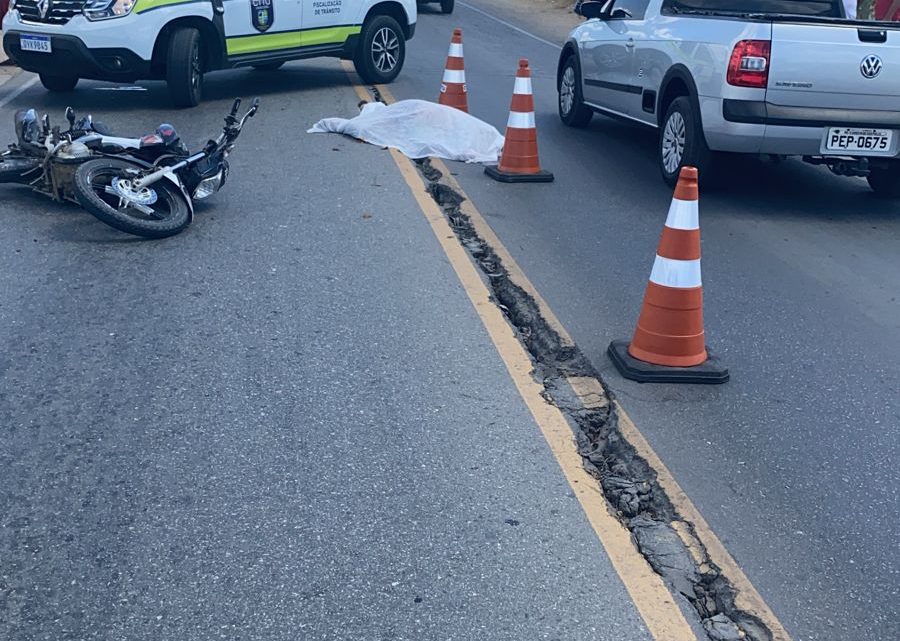 Colisão entre duas motos e um caminhão na BR 104 com vítima fatal Colisão entre duas motos e um caminhão na BR 104 com vítima fatal