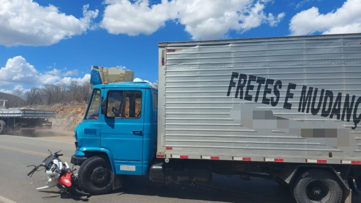Colisão entre moto e caminhão deixa dois mortos na BR 104