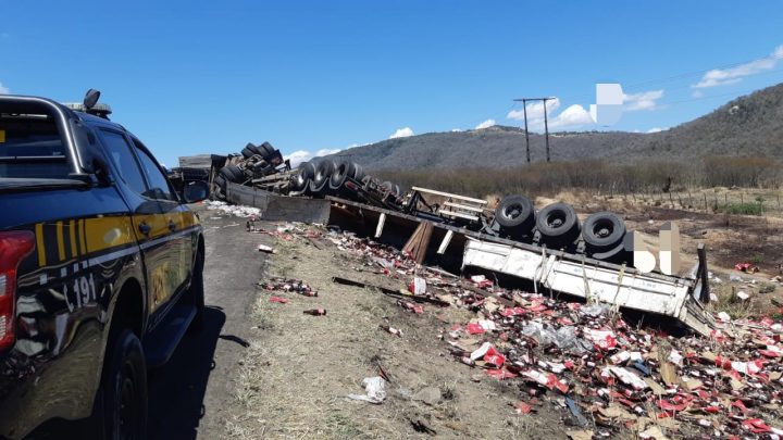 Caminhão carregado com cerveja tomba na BR 232 e carga é saqueada