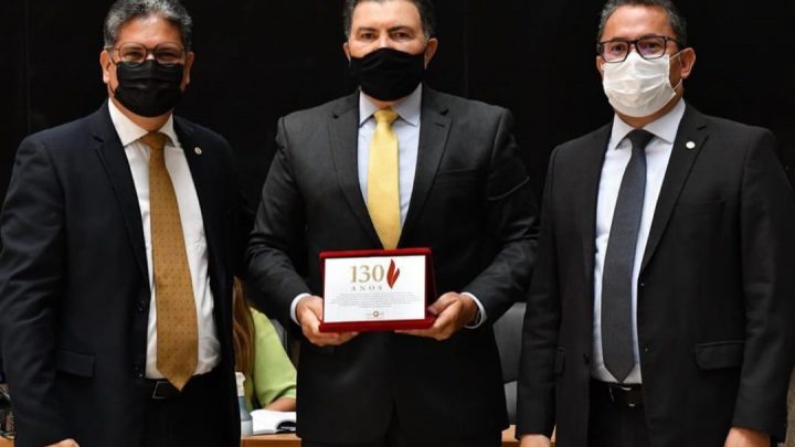 Deputado Tony Gel recebe placa comemorativa dos 190 anos do MPPE