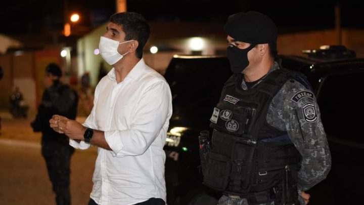 Erick Lessa e comandante do BIEsp debatem segurança com moradores do Residencial Xique-xique em Caruaru