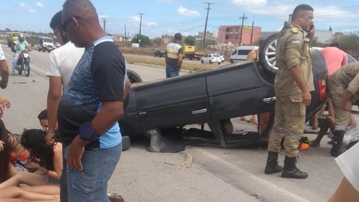 Capotamento em Caruaru deixa jovens feridos na BR 104