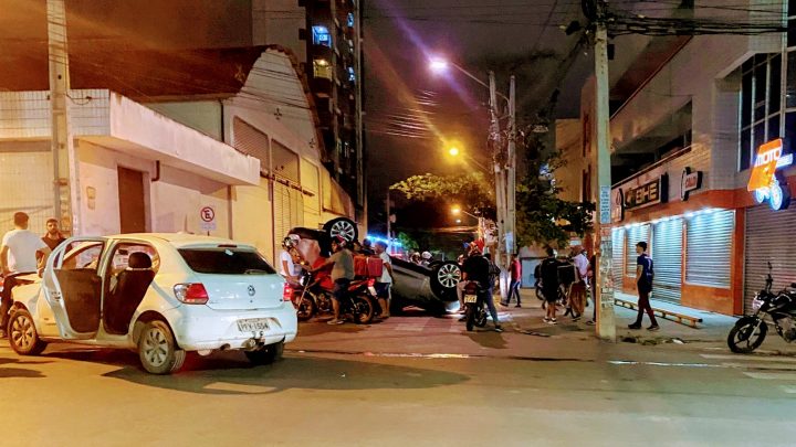 Carro capota em Caruaru, após colisão com outro veículo