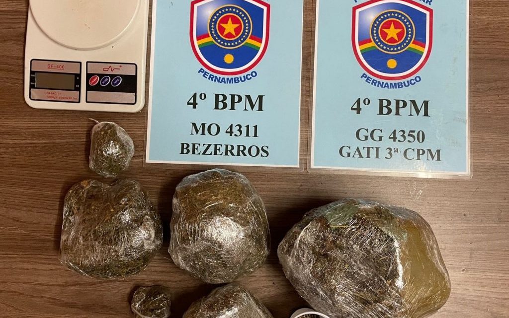 Polícia Militar prende homem em Bezerros com maconha e sementes Polícia Militar prende homem em Bezerros com maconha e sementes