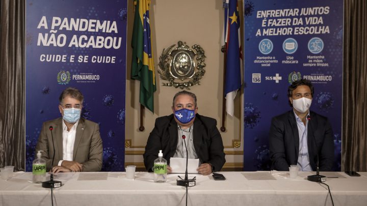 PE acaba distanciamento entre bancas escolares e obrigatoriedade da aferição de temperatura nas entradas dos estabelecimentos