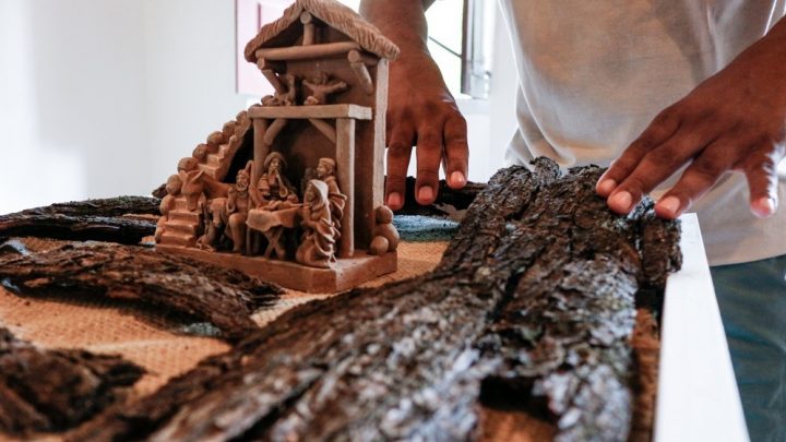 Reeducandos irmãos ajudam na montagem da exposição de presépios em cartaz no Museu de Arte Sacra de Pernambuco