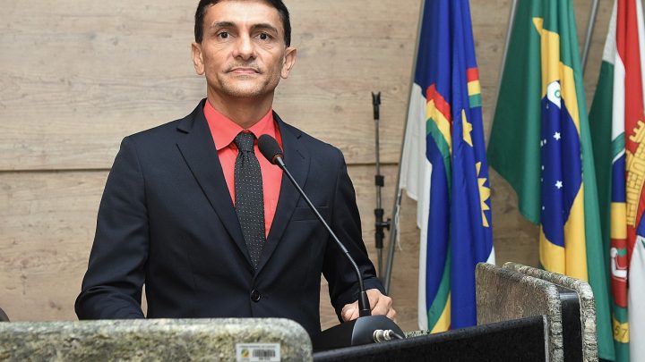 Vereador Mano do Som agradece a sua esposa e família em discurso de aniversário