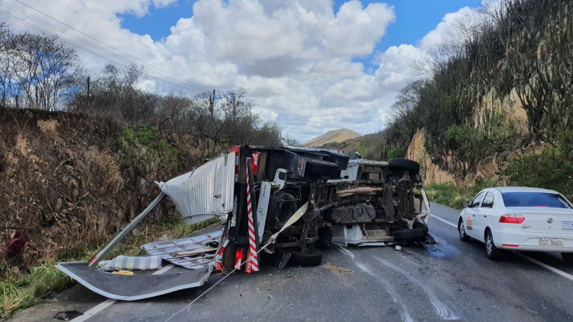Caminhão bate em outro e tomba na BR 232 Caminhão bate em outro e tomba na BR 232