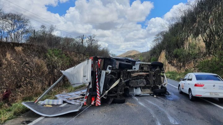 Caminhão bate em outro e tomba na BR 232
