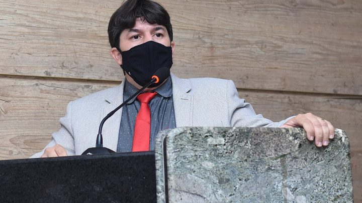 Fagner comemora PL que prorroga prazo para troca de veículos dos taxistas