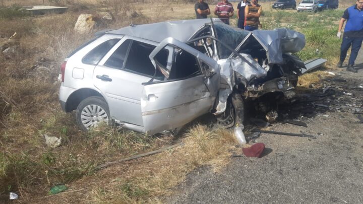 Três mortos e duas mulheres feridas após colisão entre dois carros na BR 232