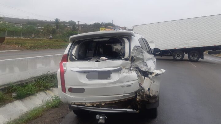Caminhão colide na traseira de carro, roda na pista e bate em mureta na BR-232, em Caruaru