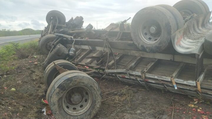 Caminhão carregado com melancia tomba na BR-232, em São Caitano