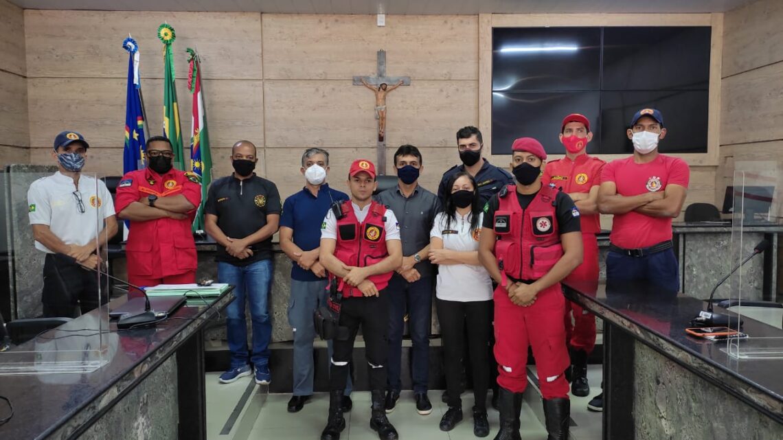 Vereador Mano do Som faz reunião com bombeiros civis na câmara de vereadores de Caruaru