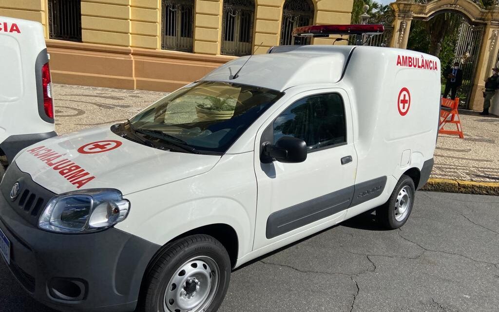 Caruaru recebe duas novas ambulâncias Caruaru recebe duas novas ambulâncias